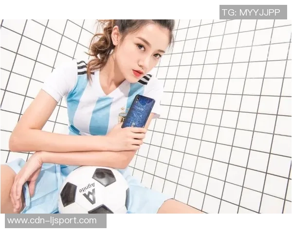 足球宝贝巧妙胸夹手机的创意玩法与时尚潮流结合的完美展示